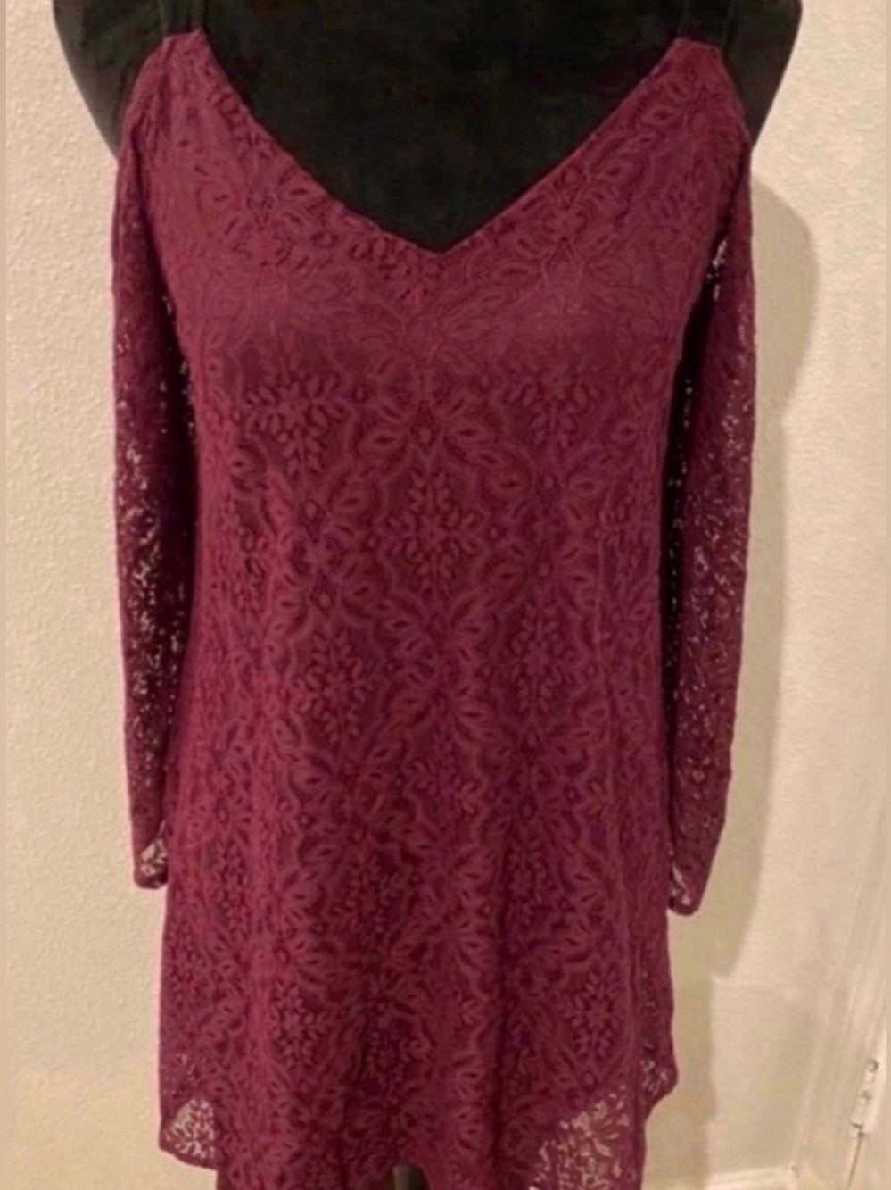Women’s Elegant Lace Cold-Shoulder Dress in Wine (Size L)